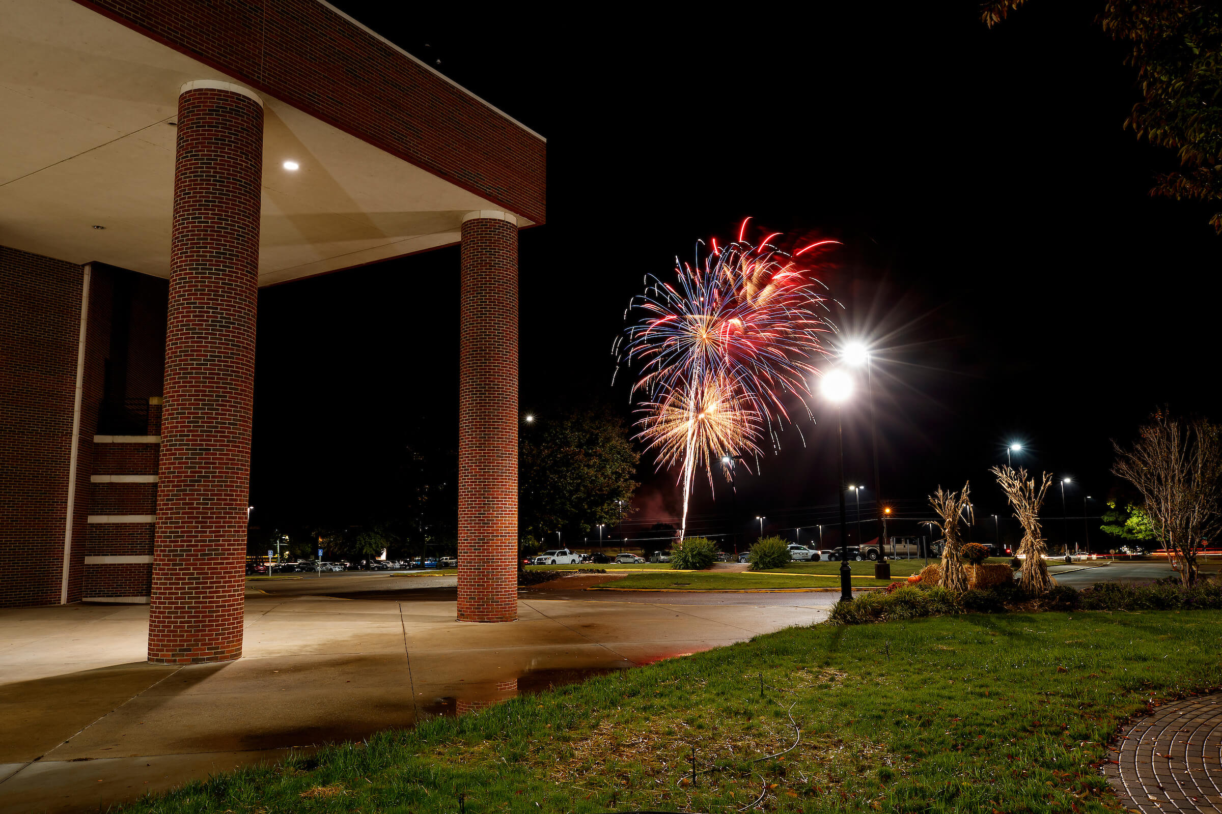 Image 10182020_HomecomingFireworks002.jpg